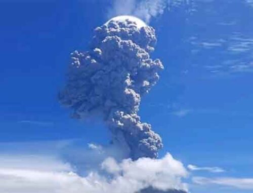 Vulcano erutta in Indonesia. Voli in allarme