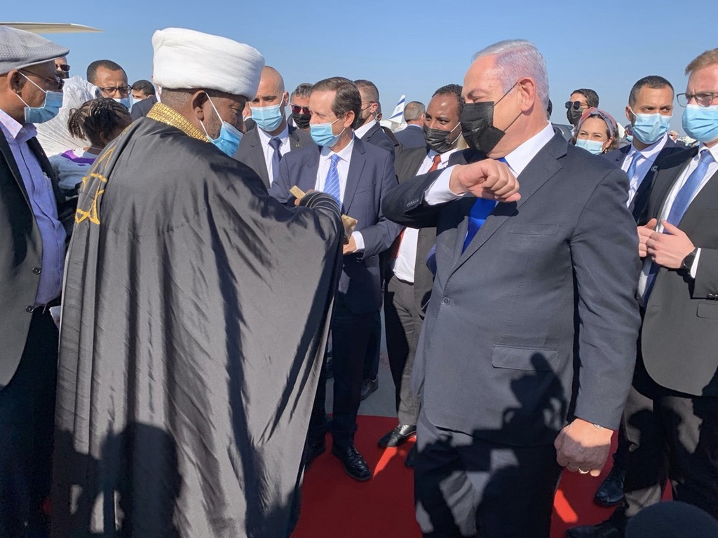 Accogleienza dei falash mura in Israele Benjamin Nethanyahu accoglie all'aereoporto Ben Gurion i falash mura provenienti da Gondar in Etiopia